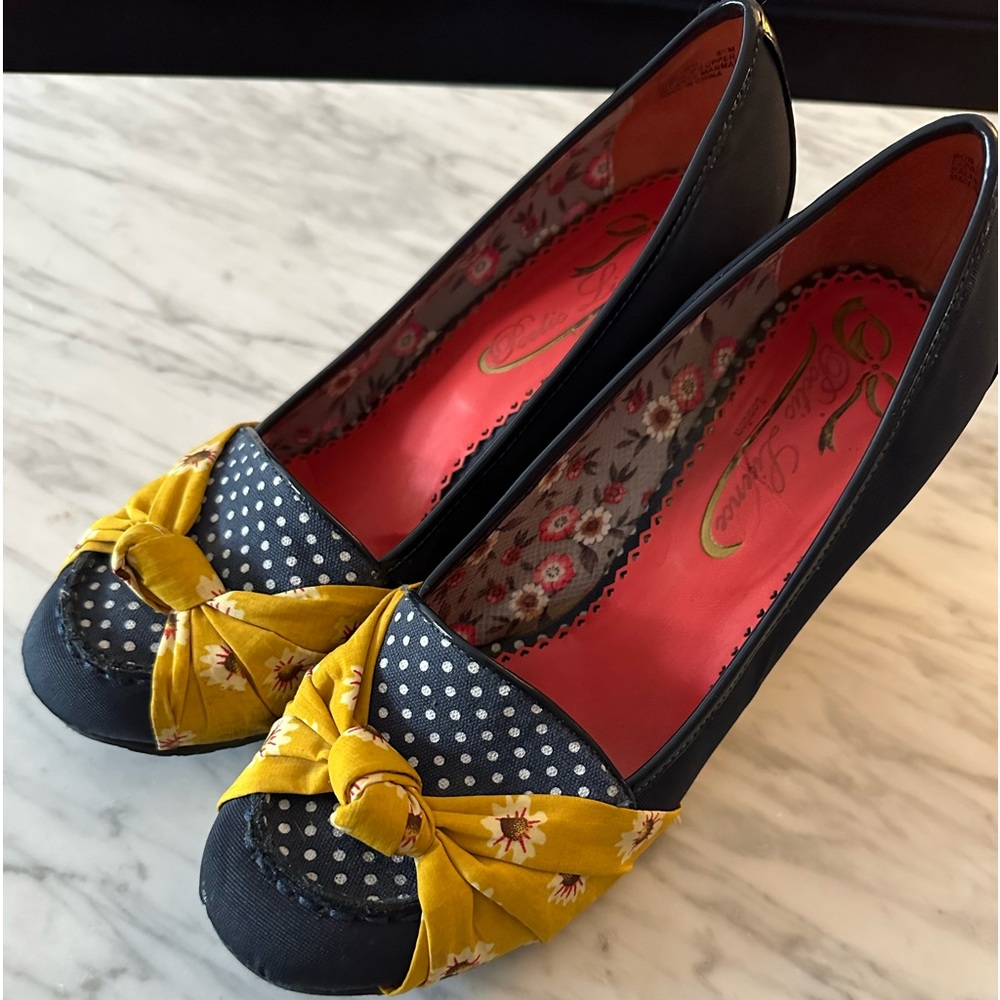 Size 8.5 wedge Vintage style Poetic License fabric covered shoes
